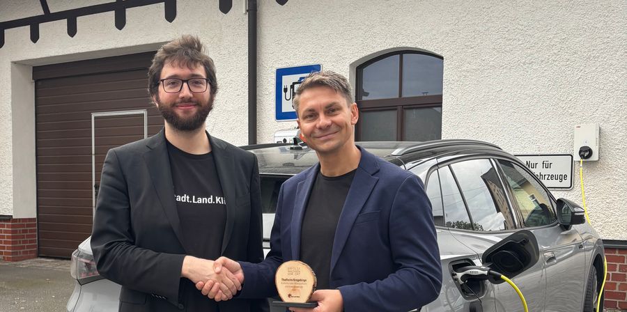 Lukas und Bürgermeister Nico Dittmann