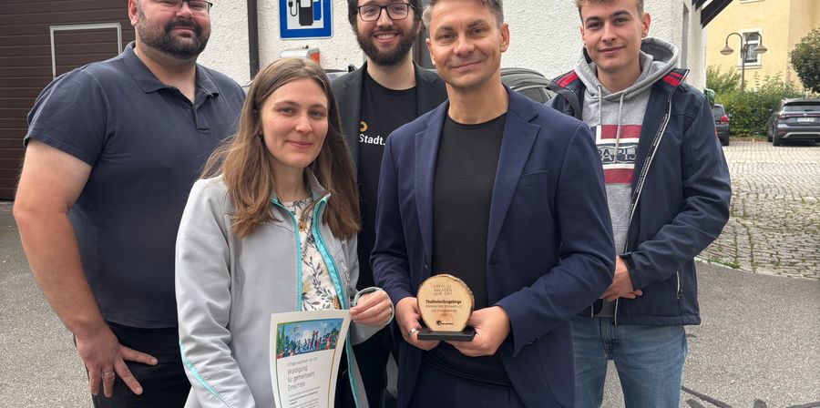 v.l.: Marcus Mothes (Amtsleitung Bauamt, Brand- und Katastrophenschutz), Smilla, Lukas, Bürgermeister Nico  Dittmann und Fynn, CC BY-SY Stadt.Land.Klima!