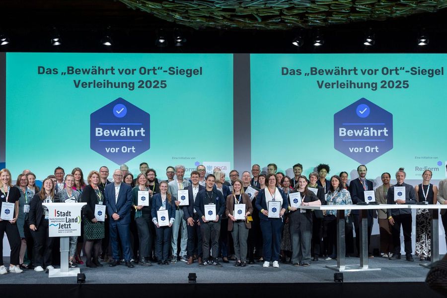 Auszeichnung mit »Bewährt-vor-Ort«-Siegel für kommunale Innovation auf dem Deutschen Kommunalkongress